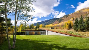 Neviditeľný dom v horách: Zmiznúť mu pomáha zelená strecha a zahĺbenie do zeme