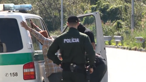 Migranti vyskakovali za jazdy z návesu kamióna na diaľnici. Bolo medzi nimi šesť dospelých a dieťa