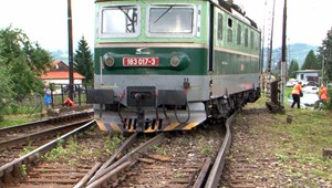 Vykoľajený rušeň ochromil železničnú dopravu na Liptove. Vlaky meškali aj tri hodiny