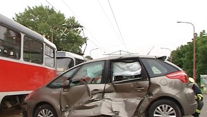 V Bratislave sa zrazilo auto s električkou