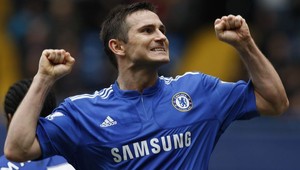 Lampard strelil štyri góly, Chelsea rozdrvila Aston Villu, ManU vyhral v Boltone