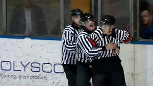 VIDEO. Absolútny unikát! Do hľadiska sa šiel biť rozhodca aj brankár!