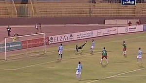 Neuveriteľne bizarný vlastný gól brankára v ammánskom derby