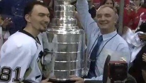 Šatan s prsteňom a Stanley Cupom nad hlavou