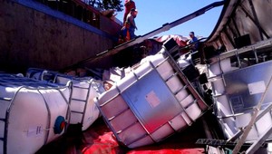 Pri Rudne sa prevrátil kamión s nákladom