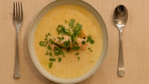 Rybia krémová polievka s lososom a knedličkami s krevetami