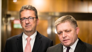 SaS: Fico s Glváčom sa vysmiali Slovákom do tváre. Premiéra Pellegriniho označili za figúrku na smeráckej šachovnici