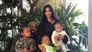 Kim Kardashian a Kanye West majú štvrté dieťa. Bezbolestne!