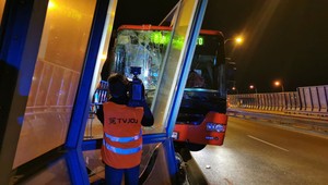 Dopravná nehoda autobusu MHD na Moste Apollo. Škoda sa vyšplhala na niekoľko tisíc eur