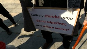 Stovky odborárov protestovalo za skorší odchod do dôchodku