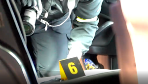Policajti skrížili cestu autu s podozrivou posádkou, v aute sa zamkli. Kukláči museli rozbiť okno