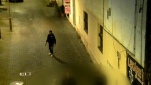 Po námestí sa pohybovali muži s nožmi a mačetami, vraj ich niekto okradol