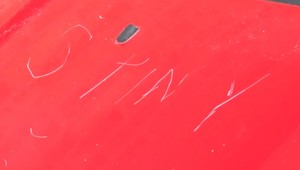 Neférový predvolebný súboj? Kandidátovi na poslanca poškodili dve autá