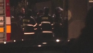 Vyhrážal sa manželke smrťou a chcel vyhodiť do vzduchu dom. Zasahovali aj kukláči