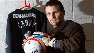 VIDEO. Čierny deň brankára Černého. Alebo parádna trefa od polovice!