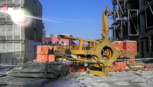 V Bratislave sa zrútil žeriav aj s robotníkom (28), ťažko sa zranil!