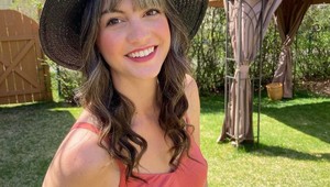 Mladá učiteľka si prestala farbiť vlasy, prekvapí vás, ako vyzerá! Mali by ste na TO odvahu?