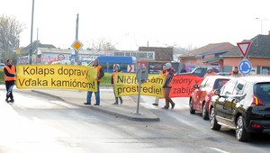 Protestná kolóna v Šali za vybudovanie obchvatu