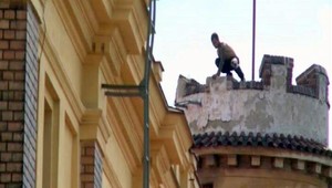 Polonahý muž hádzal z pražskej veže na ľudí tehly