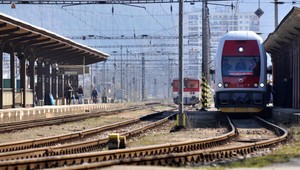 Dopravca dostal miliónovú pokutu za smrť cestujúceho, ktorý sa vyklonil z okna