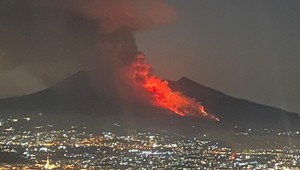 Vezuv v plameňoch: Hasiči bojujú s požiarom, turistické chodníky uzavreli