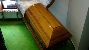 Obec nepovolila výkop hrobu, lebo by porušili zákon