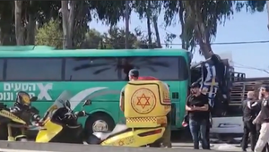 Do ľudí na zastávke narazila dodávka. Zranilo sa niekoľko ľudí