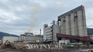 Vo fabrike sa zranili dvaja zamestnanci. Na pomoc im letel aj vrtuľník