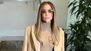 Jennifer Lopez predviedla najjednoduchší recept na luxusný jesenný outfit. Stačí vám jediná farba