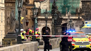 Na sochu na Karlovom moste v Prahe vyliezol ozbrojený muž