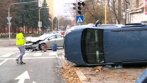 Pri zrážke dvoch aút sa zranili štyria ľudia, 8-ročné dievčatko a jeho mama sú v nemocnici
