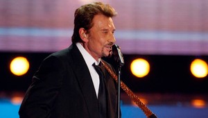 Rocková hviezda Johnny Hallyday sa po operácii prebral z kómy