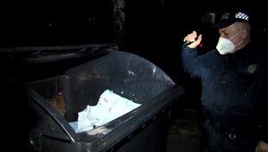 Žena na sídlisku išla vyhodiť smeti, v kontajneri narazila na sliepky - živé aj mŕtve