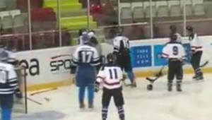 Šialená hromadná hokejová bitka v Turecku!