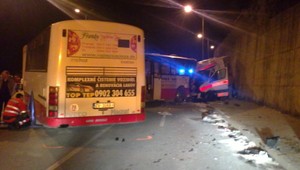 Zrážka sanitky s autobusom, mŕtvy aj zranení...