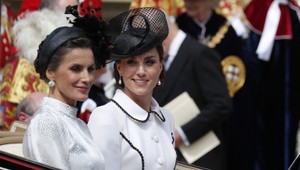 Kate žiarila v nádherných šatách, Meghan zostala doma