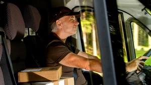 Neuveriteľná drzosť! Kuriér hodil balík cez plot