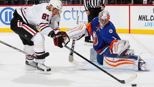 Hossa asistoval pri víťaznom góle Chicaga, chýbal Halák