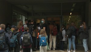 Povinné rúška v triede, ale aj zákaz hromadných akcií. Slovensko čakajú opäť prísnejšie opatrenia