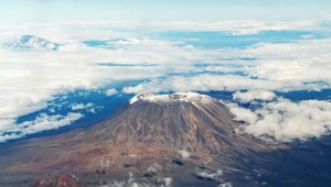 Dvaja českí občania na Vianoce zomreli blízko Kilimandžára po nehode vrtuľníka