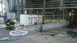 V Leopoldove unikala nebezpečná látka, ľudí z areálu hasiči evakuovali