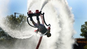 VIDEO. Viete, čo je Flyboard? Lietajúci ľudia! Pozrite sa...