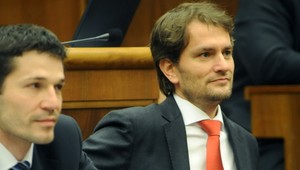 Matovič šokuje! Najskôr pil, potom spal pod kabátom...