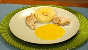 Kurací rezeň v kokose, mangovo-pomarančové pyré s čili, flambovaný ananás