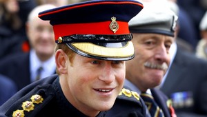 Princ Harry navštívil obete povodní, pomohol 97-ročnej babičke