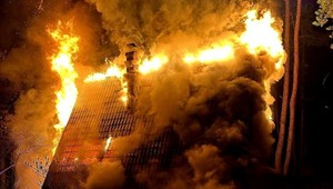 Nočný požiar chaty spôsobil desaťtisícové škody