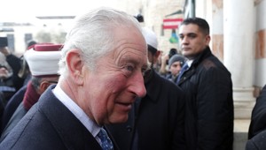 Pokrytec Charles?! Vodu káže, vrtuľníkom lieta...