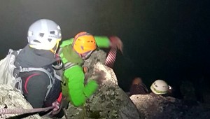 Poliaci v Tatrách opäť zamestnali záchranárov. Odmietli ich rady, o pár hodín už boli bezradní