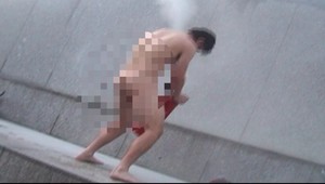 Do kaderníctva vtrhol muž a začal onanovať!