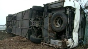 Na zľadovatenej ceste havaroval autobus s deťmi